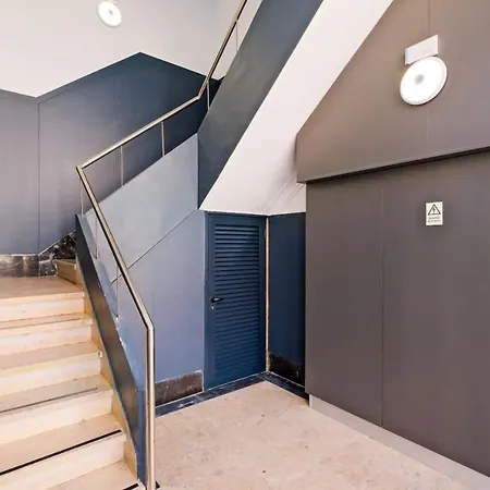 Lovely Fully Equipped Near Subway N10 - Shared Bathroom With Another *