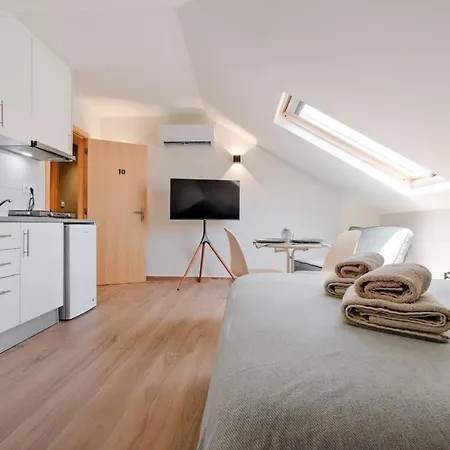 Lovely Fully Equipped Near Subway N10 - Shared Bathroom With Another *