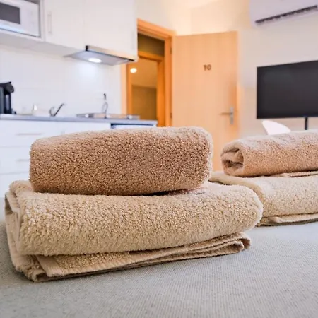 Lovely Fully Equipped Near Subway N10 - Shared Bathroom With Another Apartment *