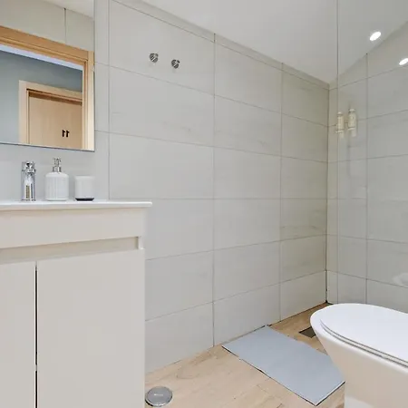 Lovely Fully Equipped Near Subway N10 - Shared Bathroom With Another *